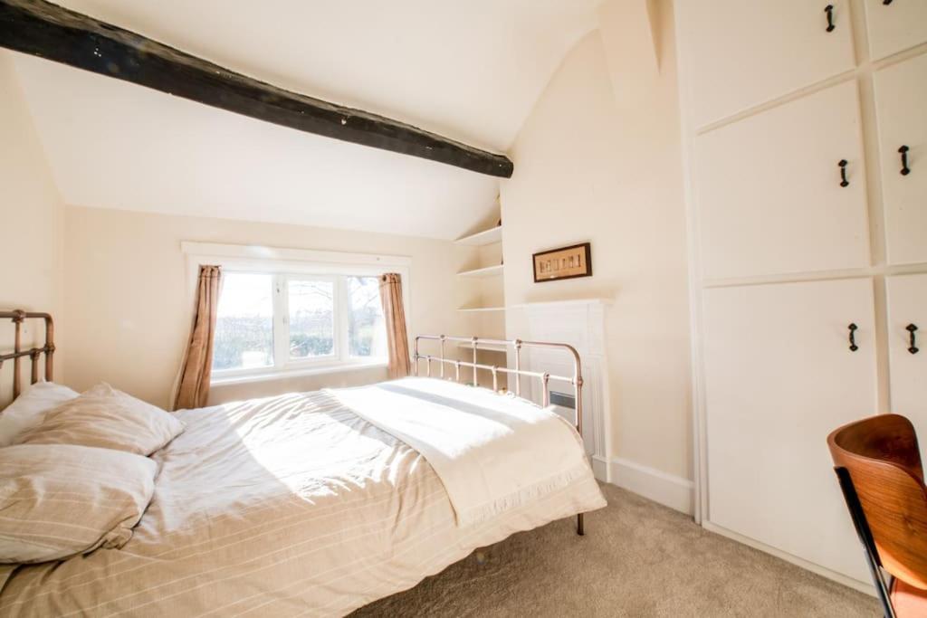 Charming Cottage Getaway In Altrincham Exterior photo