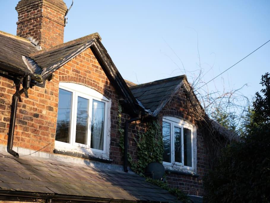 Charming Cottage Getaway In Altrincham Exterior photo